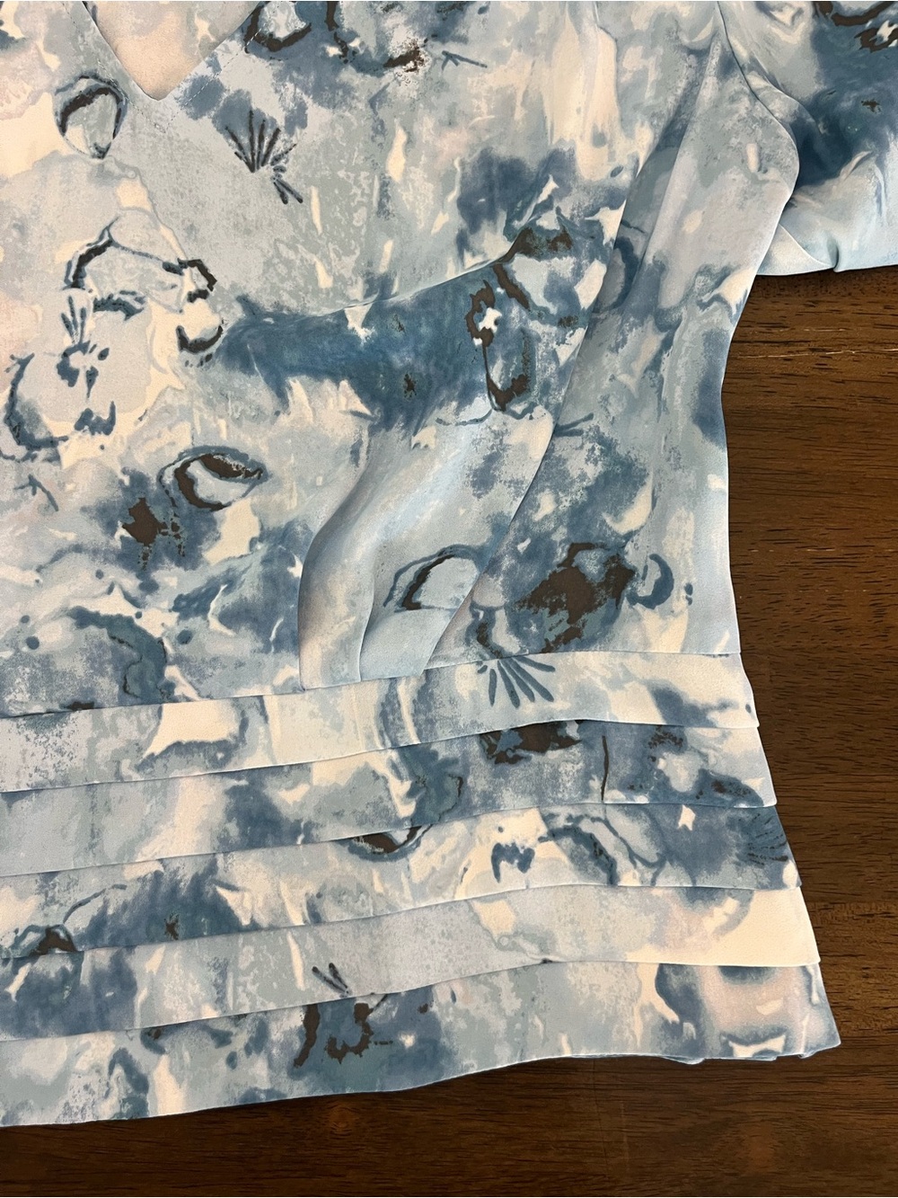 White House Black Market Blue and White Floral V-Neck Long-Sleeve Blouse Sz 8 - Picture 9 of 13